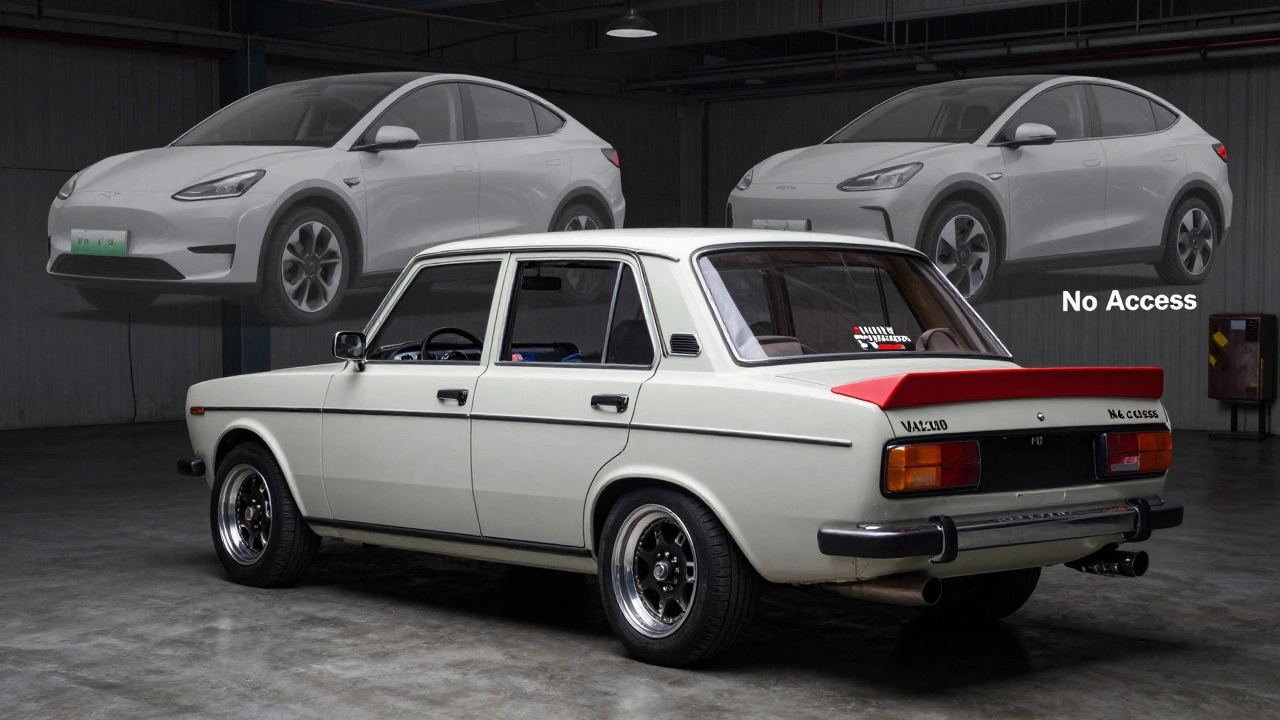 ВАЗ 2108 с тюнингом на фоне запрещённых современных авто